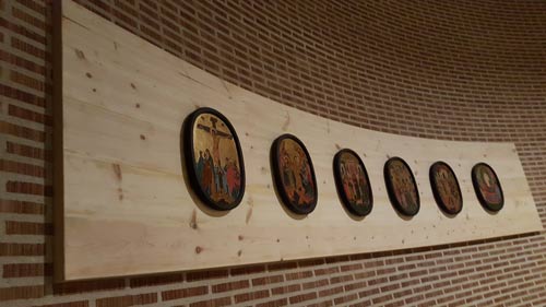 Obra de Rastrelo Valladolid | Detalle de revistero madera acabado en Parroquía San Ramón Nonato
