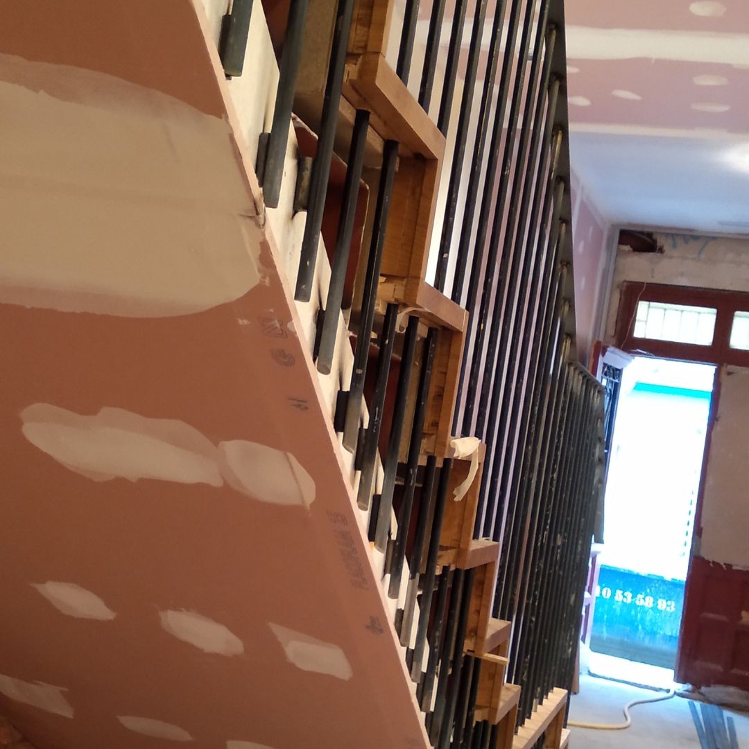 Pavimento, escalera, pasamanos de madera roble en el Hotel Astorga (trabajo de Rastrelo Carpinteria de madera en Valladolid)