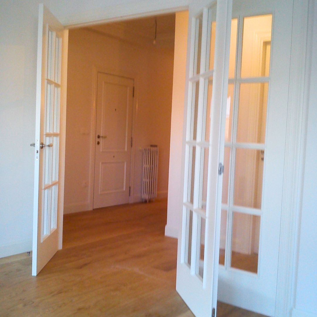 Obra de Rastrelo, vivienda particular, puerta de madera salón lacada blanca. Formada por tres hojas.
