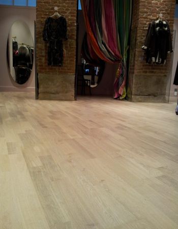 Tienda de moda en la Calle Regalado, Agued&Co. Pavimento de madera de roble teñido de blanco