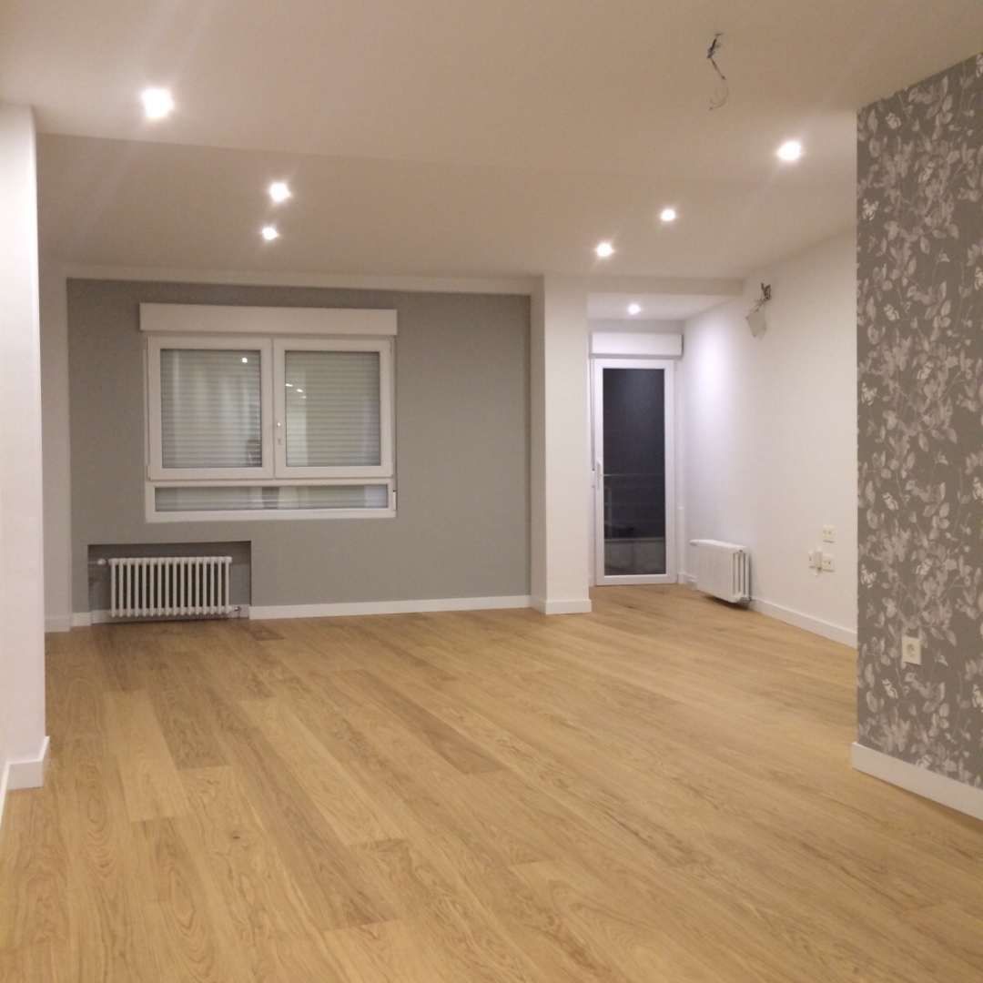 Trabajo en vivienda particular: pavimento de roble aceitado y marca Kährs