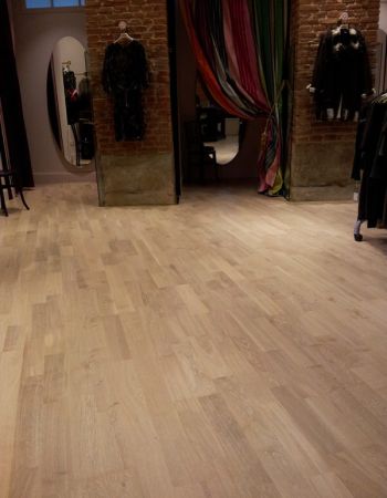 Tienda de moda en la Calle Regalado, Agued&Co. Pavimento de madera de roble teñido de blanco