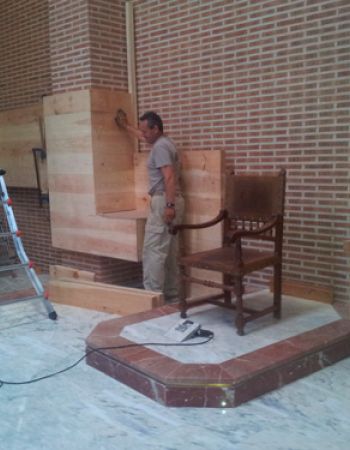 Obra de Rastrelo Valladolid | Revistero y retablo de madera montaje en Parroquía San Ramón Nonato