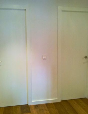 Vivienda particular: puertas y armarios lacados en blanco.