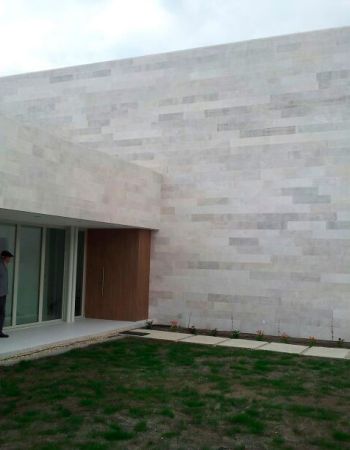 Obra de rastrelo Valladolid |  Puerta de entrada de madera vista de fachada de vivienda particular