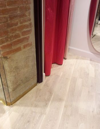Tienda de moda en la Calle Regalado, Agued&Co. Pavimento de madera de roble teñido de blanco