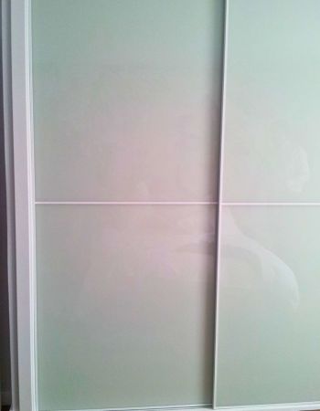 Vivienda particular: puertas y armarios lacados en blanco.