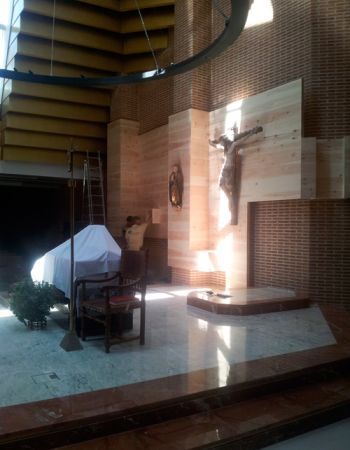 Obra de Rastrelo Valladolid | Revistero y retablo de madera en Parroquía San Ramón Nonato