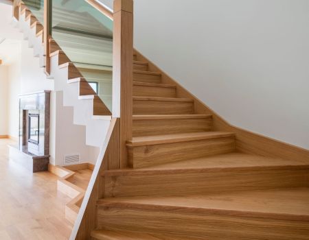 ¿Alguna vez te has preguntado cuál es la madera más resistente para una escalera de madera de interior?