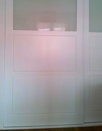 Vivienda particular: puertas y armarios lacados en blanco.