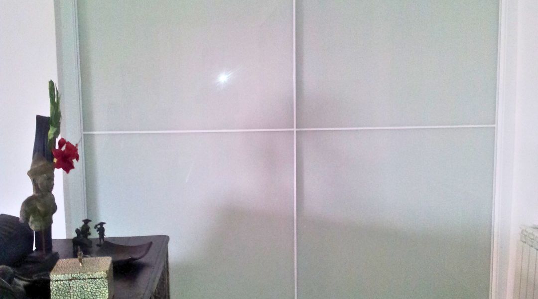 Vivienda particular: puertas y armarios lacados en blanco.