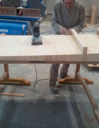 Obra de Rastrelo Valladolid | Revistero y retablo de madera preparación en Parroquía San Ramón Nonato