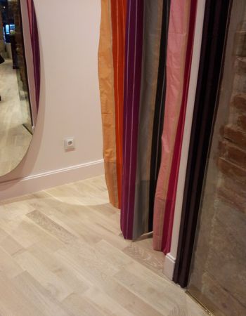Tienda de moda en la Calle Regalado, Agued&Co. Pavimento de madera de roble teñido de blanco