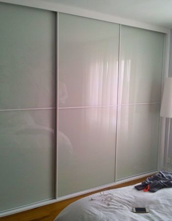 Vivienda particular: puertas y armarios lacados en blanco.