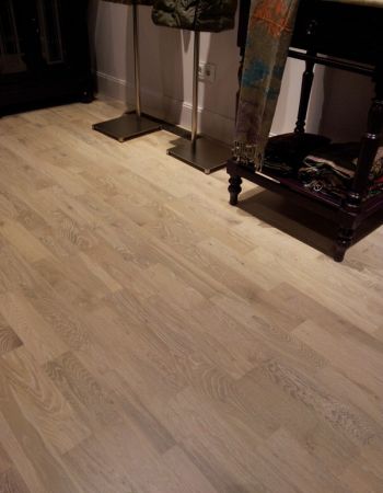 Tienda de moda en la Calle Regalado, Agued&Co. Pavimento de madera de roble teñido de blanco