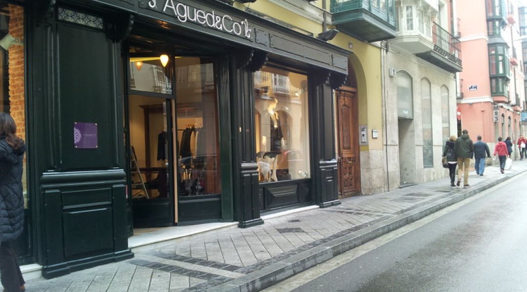 Tienda de moda en la Calle Regalado, Agued&Co. Pavimento de madera de roble teñido de blanco