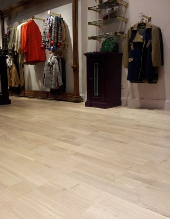 Tienda de moda en la Calle Regalado, Agued&Co. Pavimento de madera de roble teñido de blanco