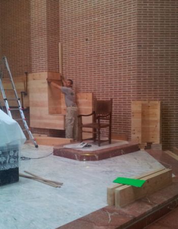 Obra de Rastrelo Valladolid | Revistero y retablo de madera montaje en Parroquía San Ramón Nonato